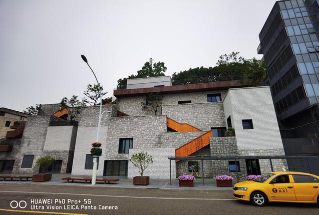 北侧是商铺,除了渔需物资外,海鲜餐厅比比皆是